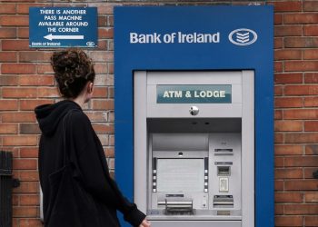 ATM para dağıttı, uzun kuyruklar oluştu