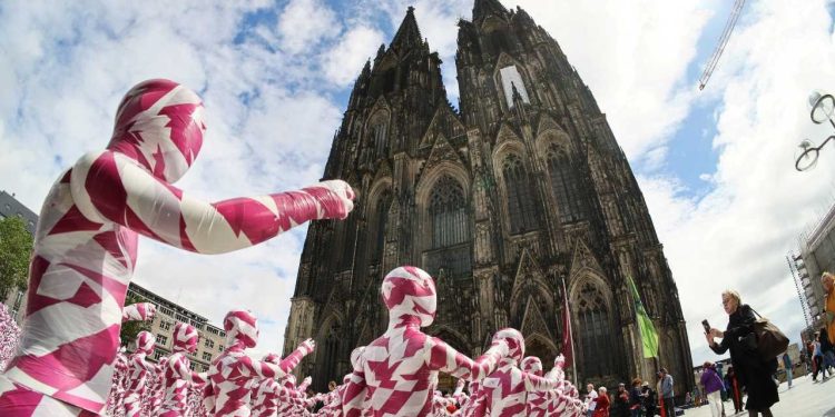 Başpiskoposlukta ‘porno’ tespit edildi: 15 şüpheli