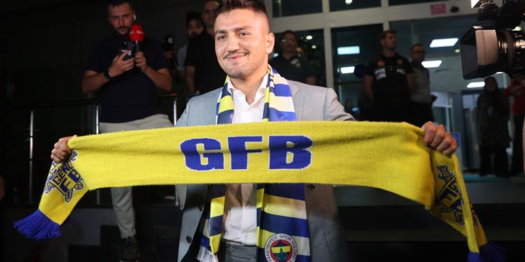 Cengiz Ünder, Fenerbahçe için İstanbul’a geldi
