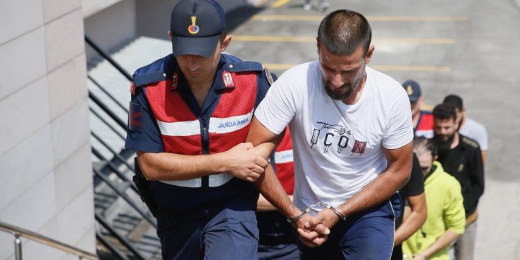 Çiftlik evine baskın: El ve ayaklarını bağlayıp gasbettiler