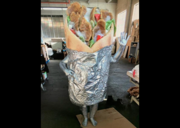 Döner dürüm kostümü 12 bin dolara satıldı