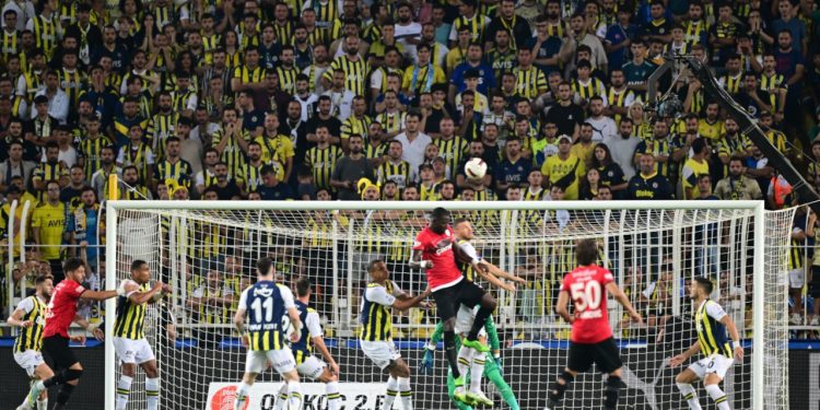 Fenerbahçe sezona 3 puanla başladı: Dzeko’nun gecesi