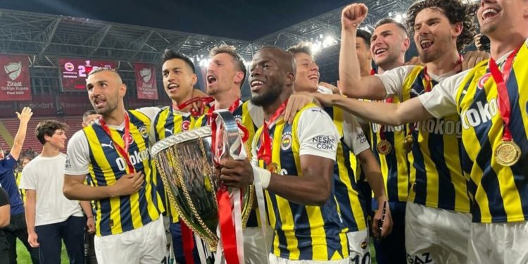 Fenerbahçe’ye 5 yıldızlı forma cezası