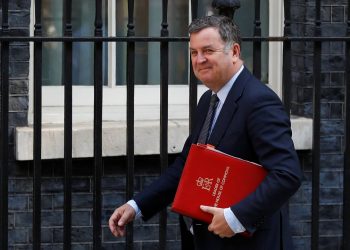 İngiliz bakandan 50 yaş üstüne tavsiye: Bisikletli kurye olun