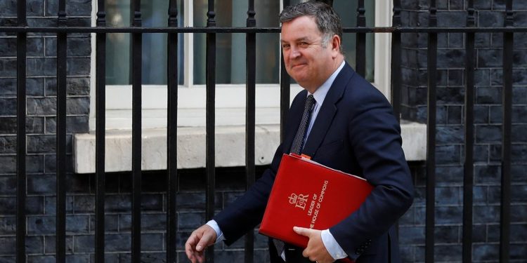 İngiliz bakandan 50 yaş üstüne tavsiye: Bisikletli kurye olun