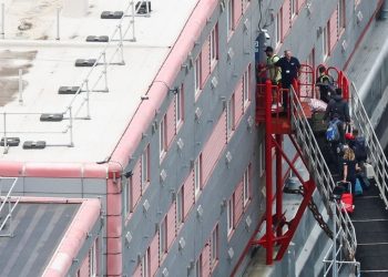 İngiltere Sağlık Bakanı’ndan ‘yüzer kamp’ açıklaması: Geç bilgilendirildik