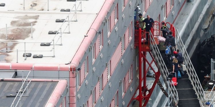 İngiltere Sağlık Bakanı’ndan ‘yüzer kamp’ açıklaması: Geç bilgilendirildik