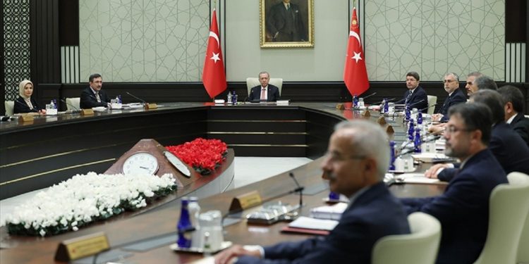 Kabine bugün toplanıyor: Gençlere vergisiz telefon konusu da gündemde