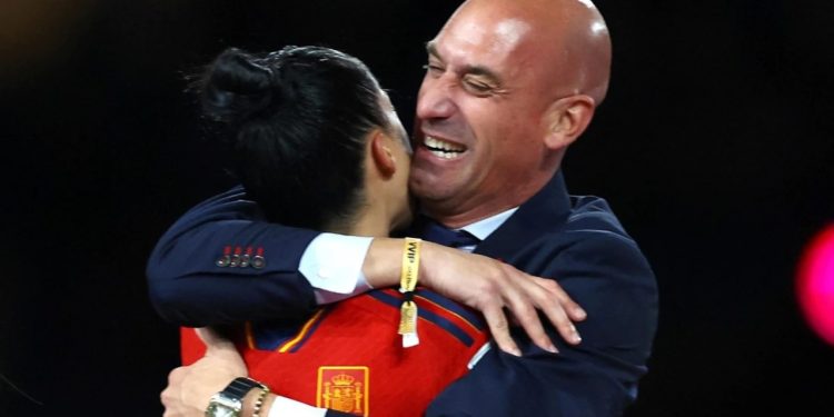 Kadın futbolcuyu öpen federasyon başkanı özür diledi: Hatalıydım