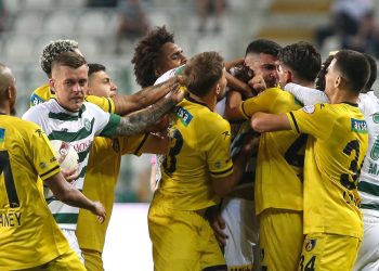 Konya’da 2 gol, 3 kırmızı kart
