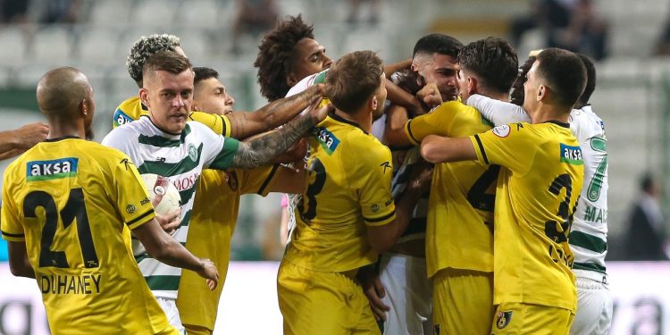 Konya’da 2 gol, 3 kırmızı kart