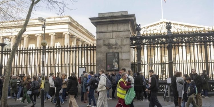 Londra’da bıçaklı saldırı: Şüpheli gözaltında