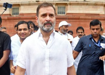 Mahkeme ‘hakaret’ cezasını durdurmuştu: Muhalif lider Gandi yeniden mecliste