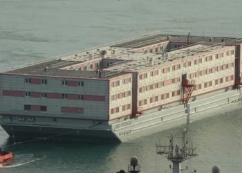 Mülteci, İngiltere’nin yüzer kampını anlattı: Hayvandan kötü muamele görüyoruz