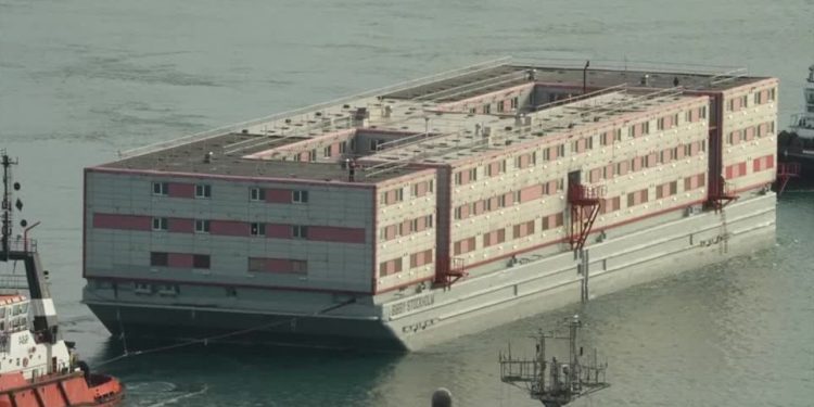 Mülteci, İngiltere’nin yüzer kampını anlattı: Hayvandan kötü muamele görüyoruz