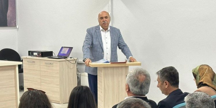 ‘Pornografik ifadeler’ yer alan kitap dağıtan milli eğitim müdürünün cezası iptal edildi, ödül verildi