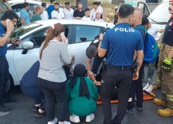 Ticari aracın çarptığı kadın park halindeki otomobilin altına sıkıştı