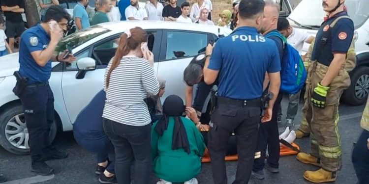 Ticari aracın çarptığı kadın park halindeki otomobilin altına sıkıştı