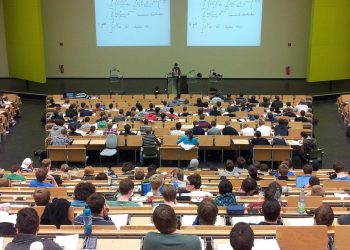 Üniversite öğrencileri bir aylık burslarıyla memleketlerine gidip dönemiyor