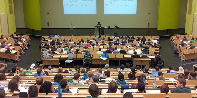 Üniversite öğrencileri bir aylık burslarıyla memleketlerine gidip dönemiyor