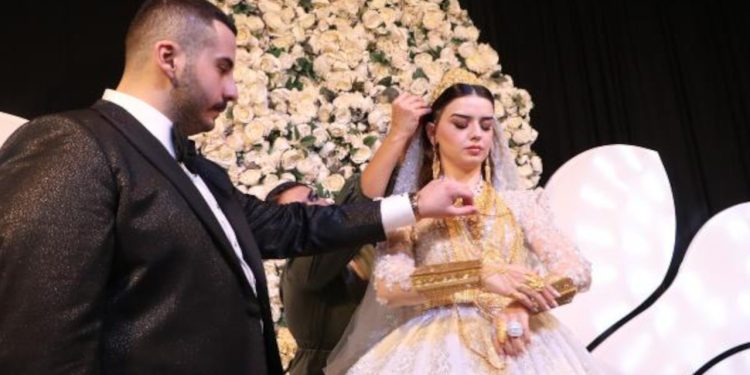 Aşiret düğününde gelin ve damada servet takıldı