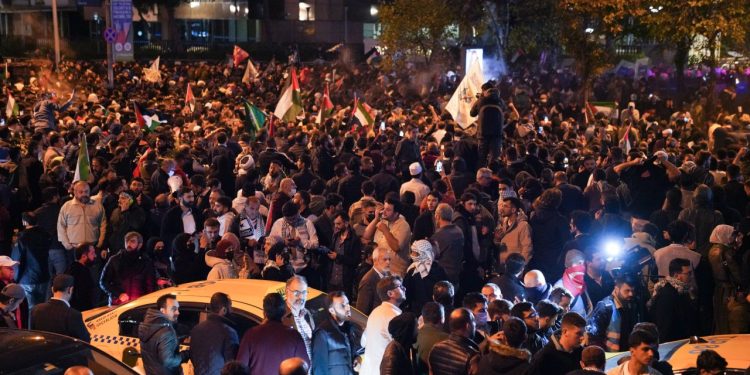 İsrail’in hastane saldırısı çok sayıda ilde protesto edildi: İstanbul’da polis biber gazı kullandı