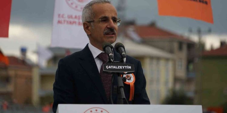 Ulaştırma Bakanı açıkladı: İstanbul’a akıllı yol yapılacak