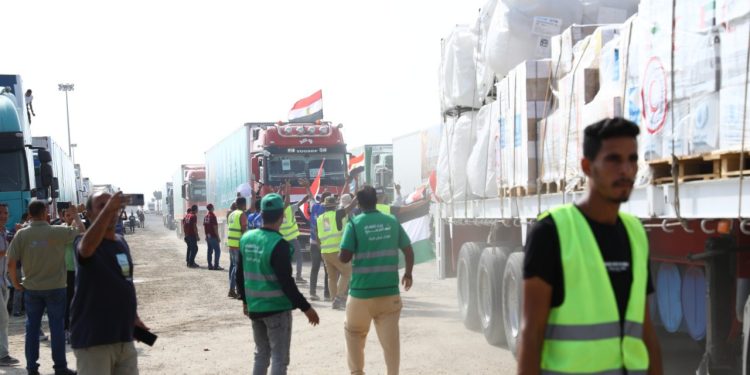 14 tırlık ikinci yardım konvoyu Mısır’dan Gazze’ye girdi