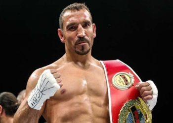 53 yaşında dünya şampiyonu oldu: Boksa altın kemerle veda etti