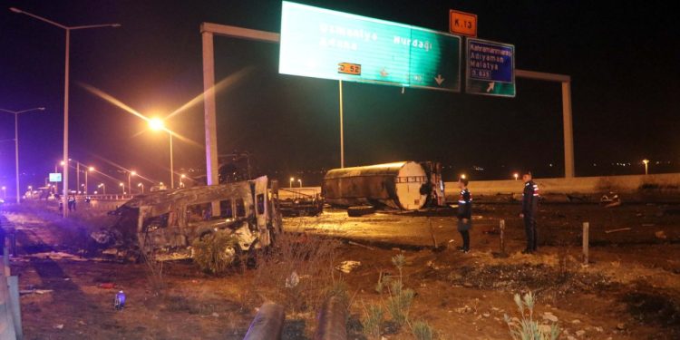 Antep’te zincirleme kaza: Tanker çarptı, araçlar alev aldı