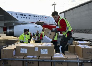 Gazze’ye yardım uçağı Mısır’a ulaştı