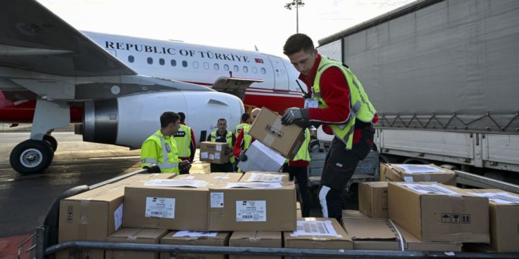 Gazze’ye yardım uçağı Mısır’a ulaştı