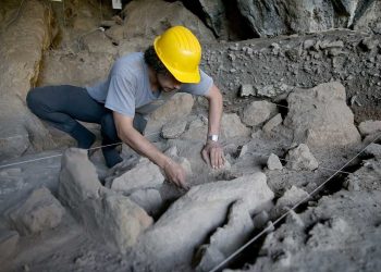 Maraş’taki mağara kazısında 12 bin yıllık mezar bulundu