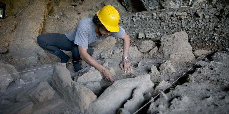 Maraş’taki mağara kazısında 12 bin yıllık mezar bulundu