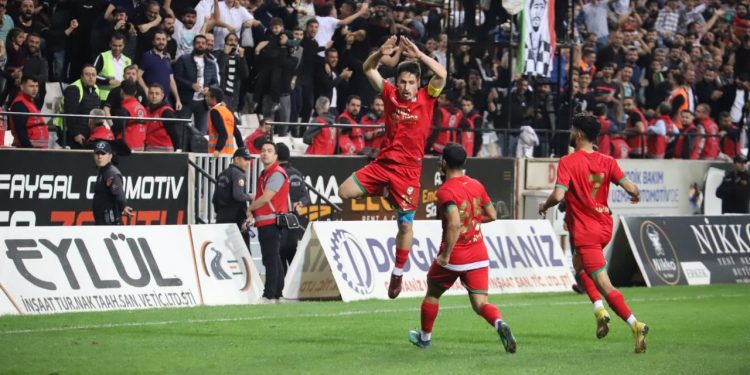 Namağlup lider Amedspor üst üste 7. galibiyetini aldı