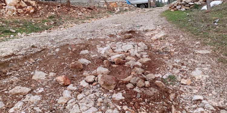 Sular sağlıksız, yollar bozuk: Andırın’da mahalleli tepkili
