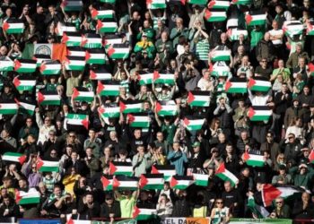 Celtic taraftarı kulüp yönetimini umursamadı: Yine Filistin bayrakları açtılar
