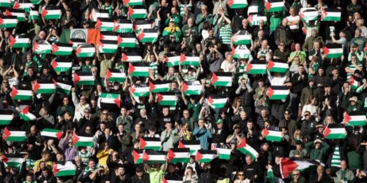 Celtic taraftarı kulüp yönetimini umursamadı: Yine Filistin bayrakları açtılar