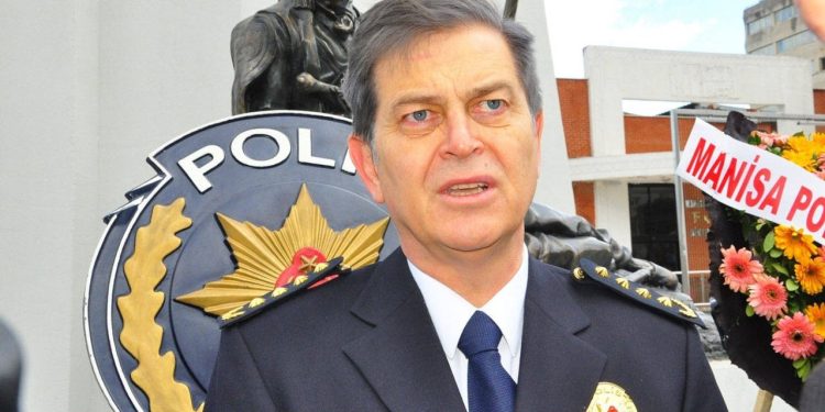 Emniyet müdürü silahını çaldırmış